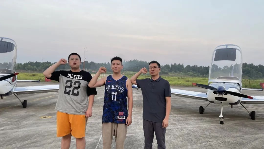 冲上云霄！湖南xingkong星空平台（中国）集团通航学员成功单飞