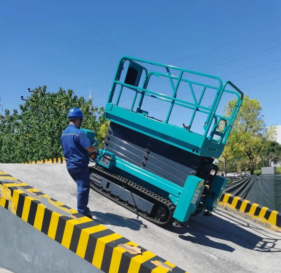 加速电动化产品布局,xingkong星空平台(中国)集团智能第一款履带剪叉式高空作业平台来了!