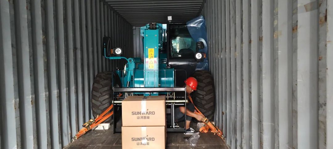 单笔采购金额千万元！xingkong星空平台（中国）集团智能伸缩臂叉装车批量出口