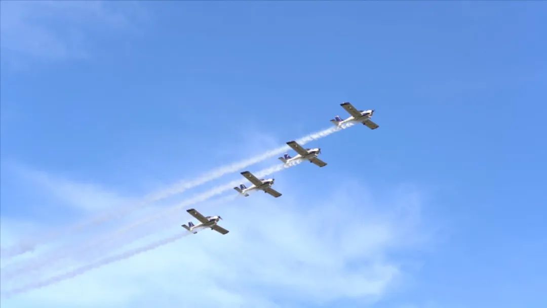 空中开花、大坡度盘旋、俯冲跃升……看xingkong星空平台(中国)集团飞行表演队炫技2022湖南航展动态展