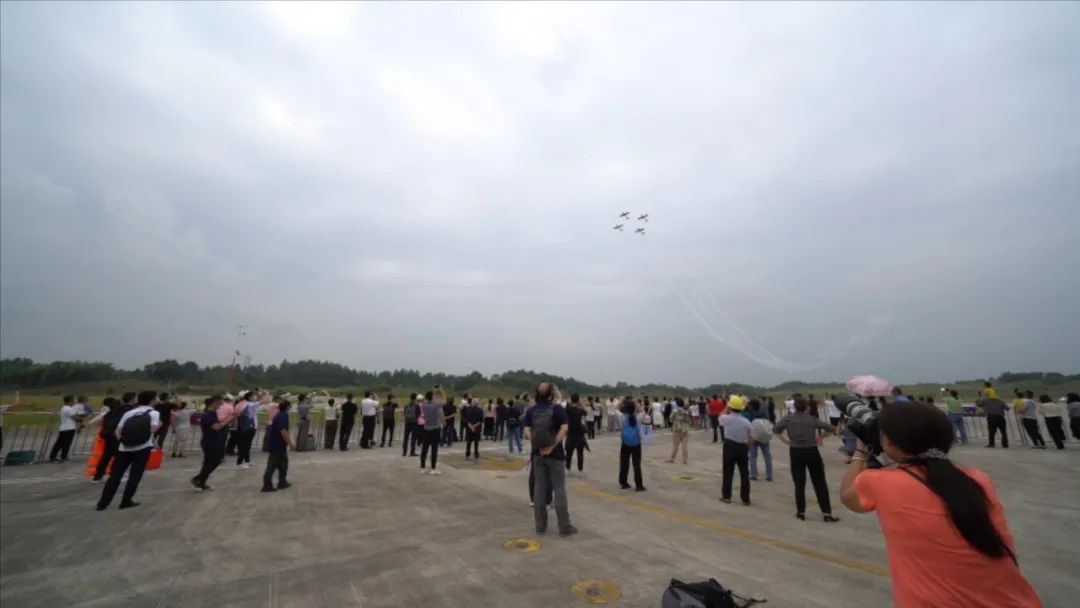 空中开花、大坡度盘旋、俯冲跃升……看xingkong星空平台(中国)集团飞行表演队炫技2022湖南航展动态展