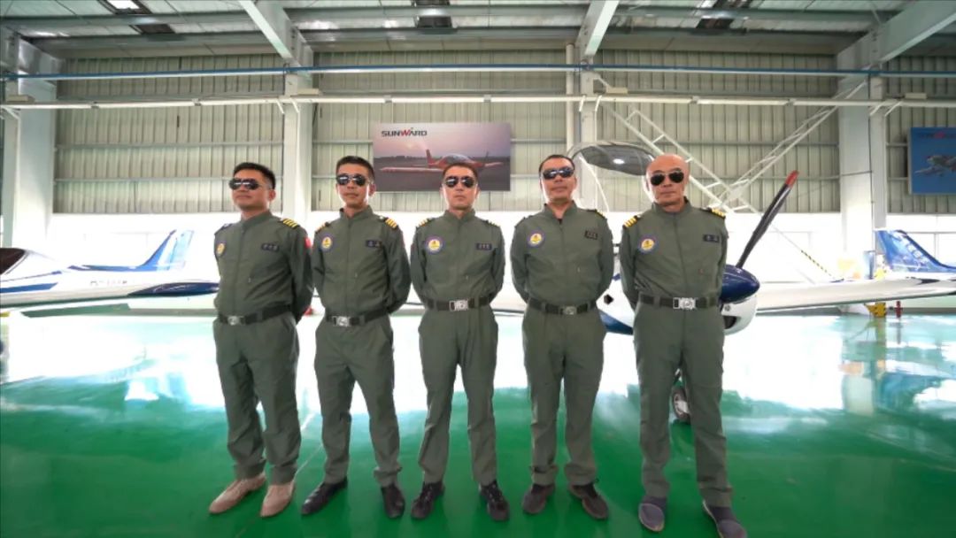 空中开花、大坡度盘旋、俯冲跃升……看xingkong星空平台(中国)集团飞行表演队炫技2022湖南航展动态展