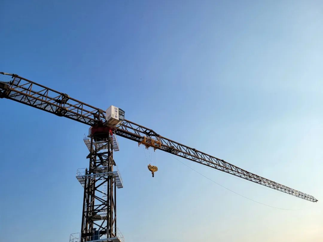 独立高度达82米，xingkong星空平台（中国）集团江麓推出超大型平头塔机