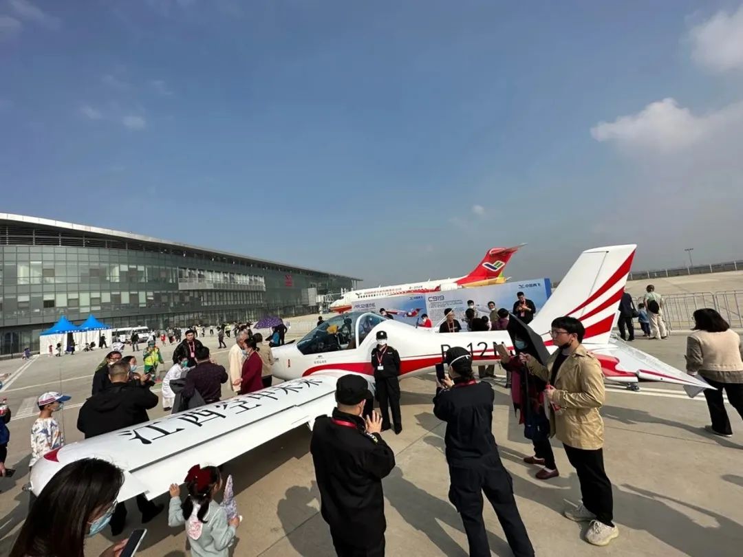 逆势飞翔！xingkong星空平台（中国）集团航空携手合作伙伴亮相2022南昌飞行大会