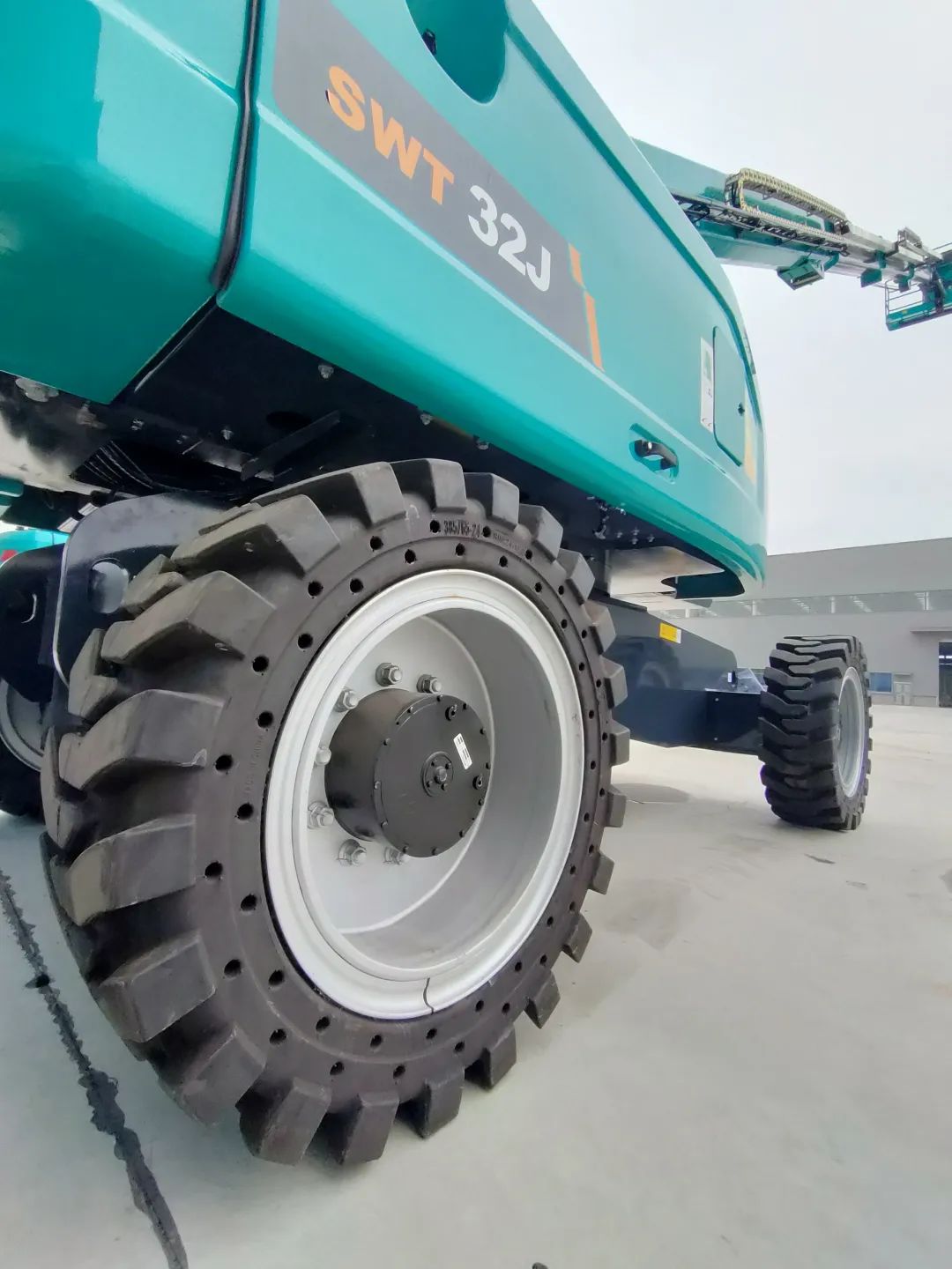 无需扩桥!xingkong星空平台(中国)集团智能国四款32米直臂式高空作业平台成功下线