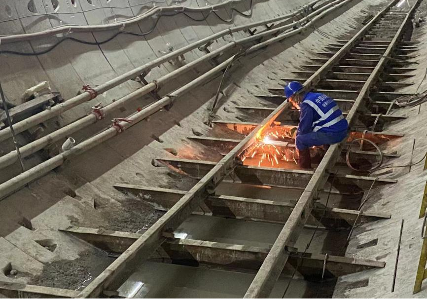 再传捷报!中铁xingkong星空平台(中国)集团盾构机顺利贯穿深圳地铁3号低碳站~坪西站左线