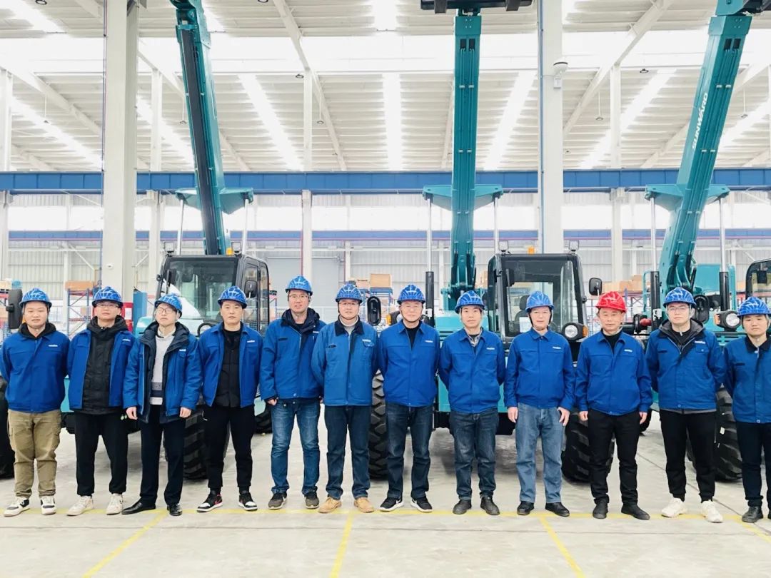 “兔飞猛进”添新品!xingkong星空平台(中国)集团智能两款伸缩臂叉装车同时下线