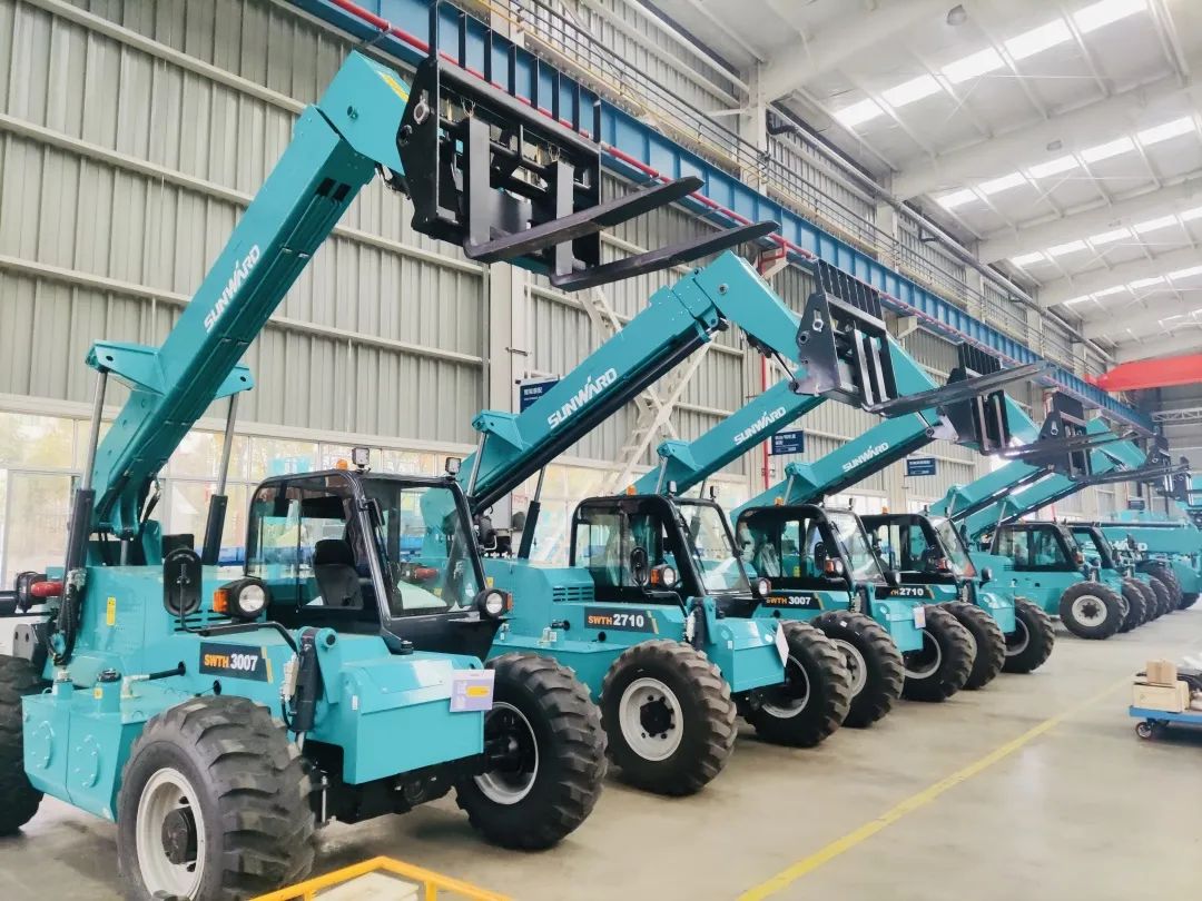 “兔飞猛进”添新品!xingkong星空平台(中国)集团智能两款伸缩臂叉装车同时下线