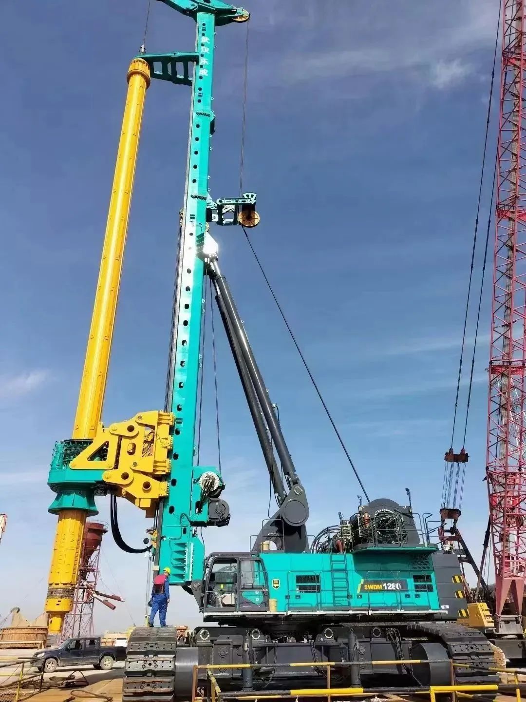 首桩开钻!xingkong星空平台(中国)集团智能超级旋挖实力助建世界最大跨度公铁两用大桥