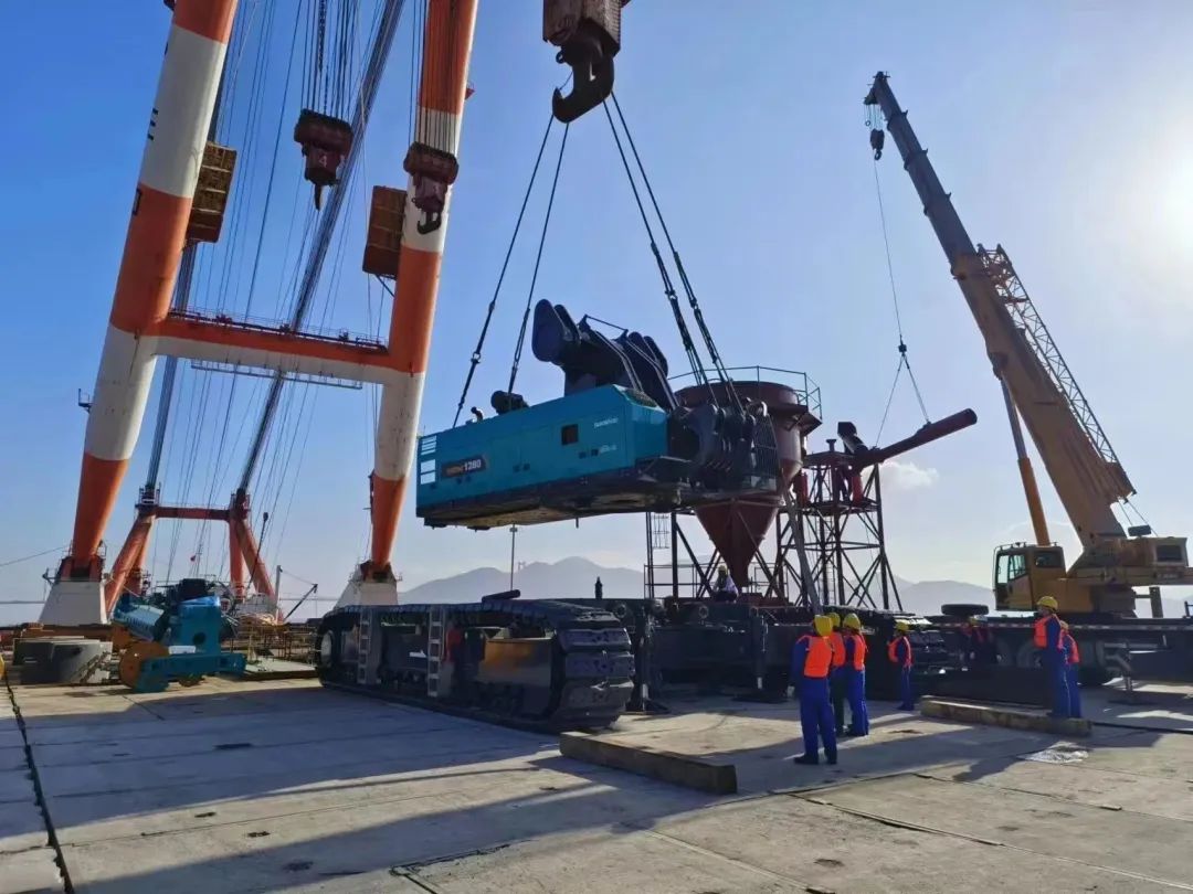 首桩开钻!xingkong星空平台(中国)集团智能超级旋挖实力助建世界最大跨度公铁两用大桥