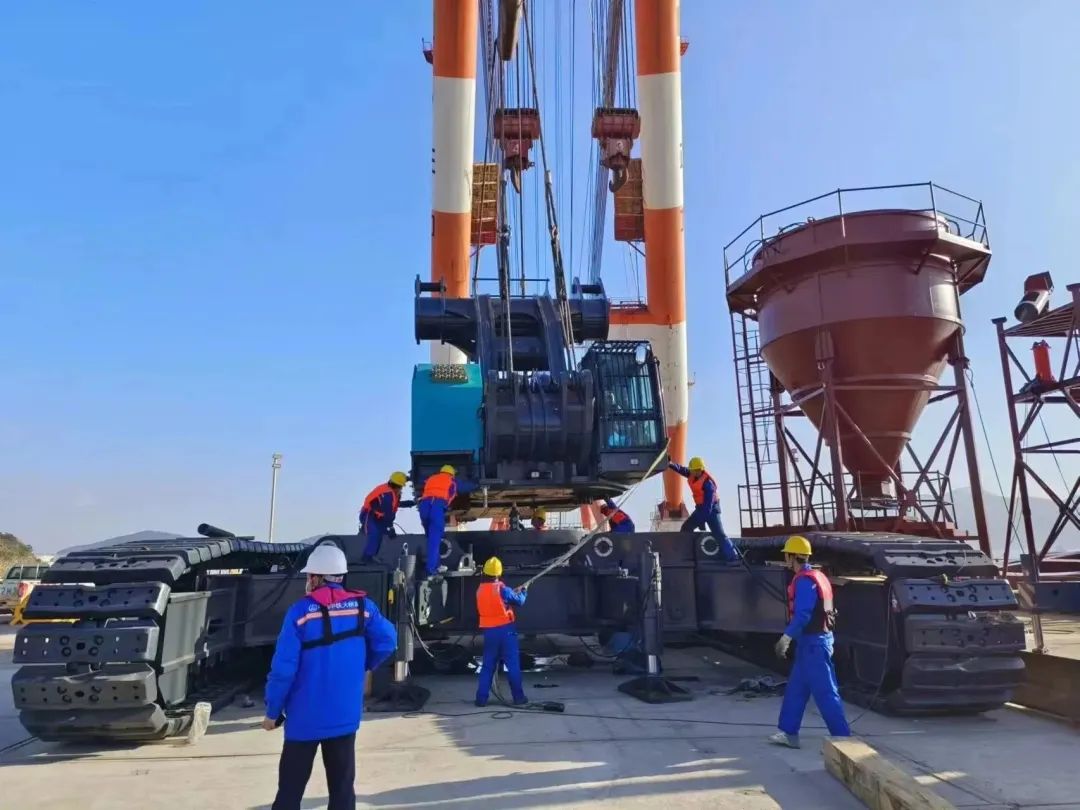 首桩开钻!xingkong星空平台(中国)集团智能超级旋挖实力助建世界最大跨度公铁两用大桥