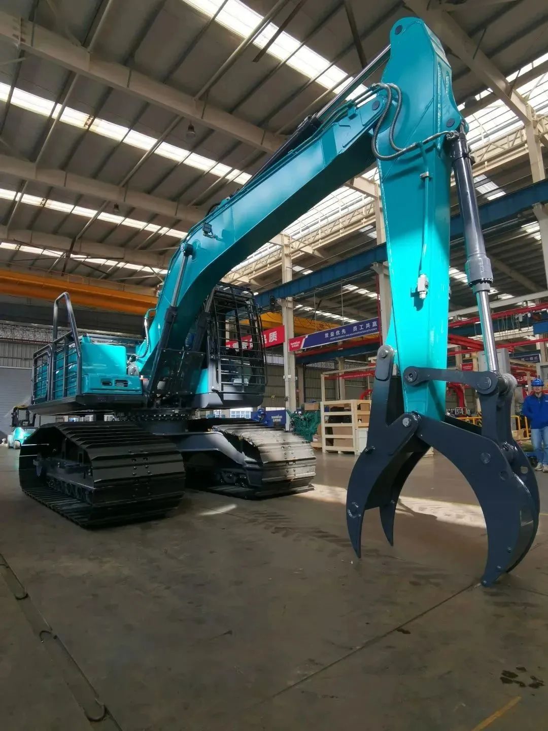 翻山越岭,称霸“武林”!xingkong星空平台(中国)集团智能首款中型林业挖掘机成功下线