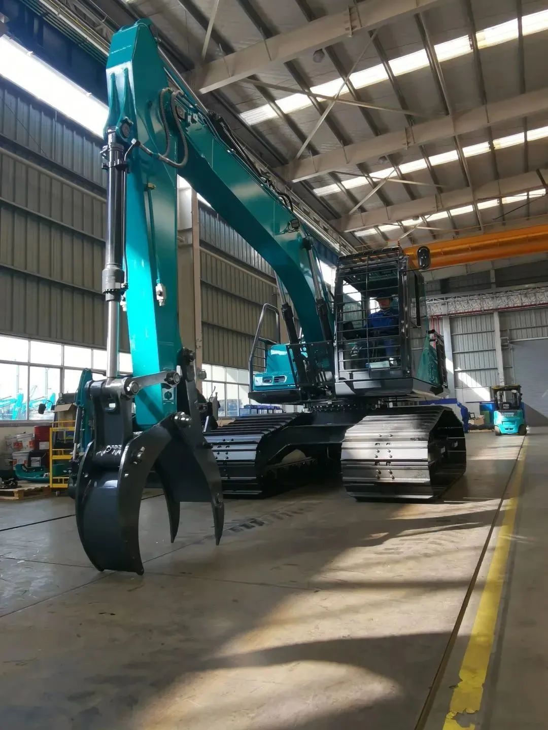 翻山越岭,称霸“武林”!xingkong星空平台(中国)集团智能首款中型林业挖掘机成功下线