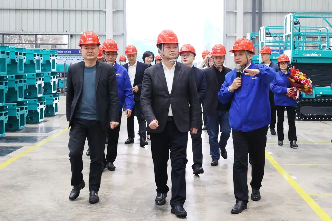 付旭明慰问xingkong星空平台（中国）集团智能市三八红旗手并督导安全生产工作