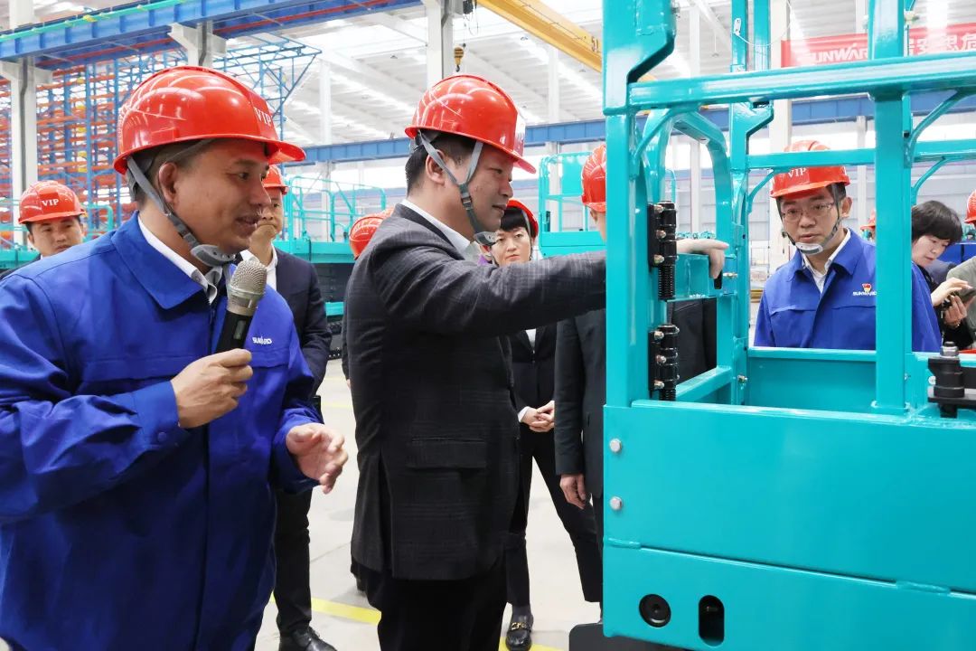 付旭明慰问xingkong星空平台（中国）集团智能市三八红旗手并督导安全生产工作