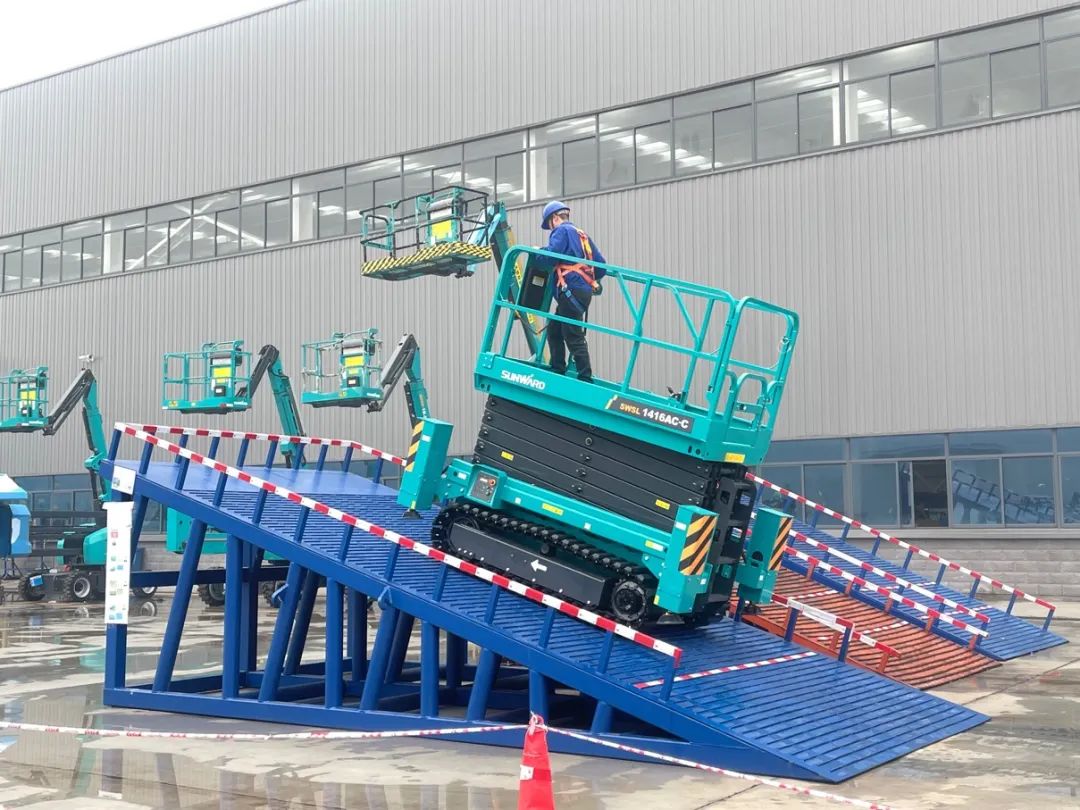 出厂即“出道”！xingkong星空平台（中国）集团智能首款履带剪叉式高空作业平台批量上市