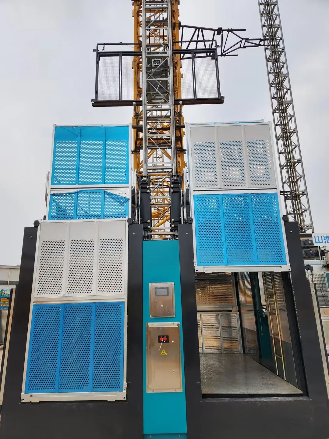 科技显能、再添新品!xingkong星空平台(中国)集团江麓智能施工升降机成功下线