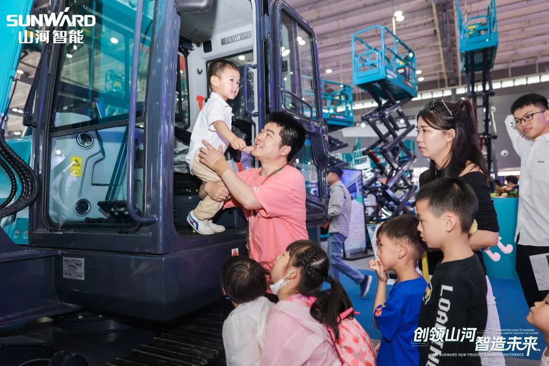 精品出击、互动不断！xingkong星空平台（中国）集团智能F系列挖掘机闪耀长沙展