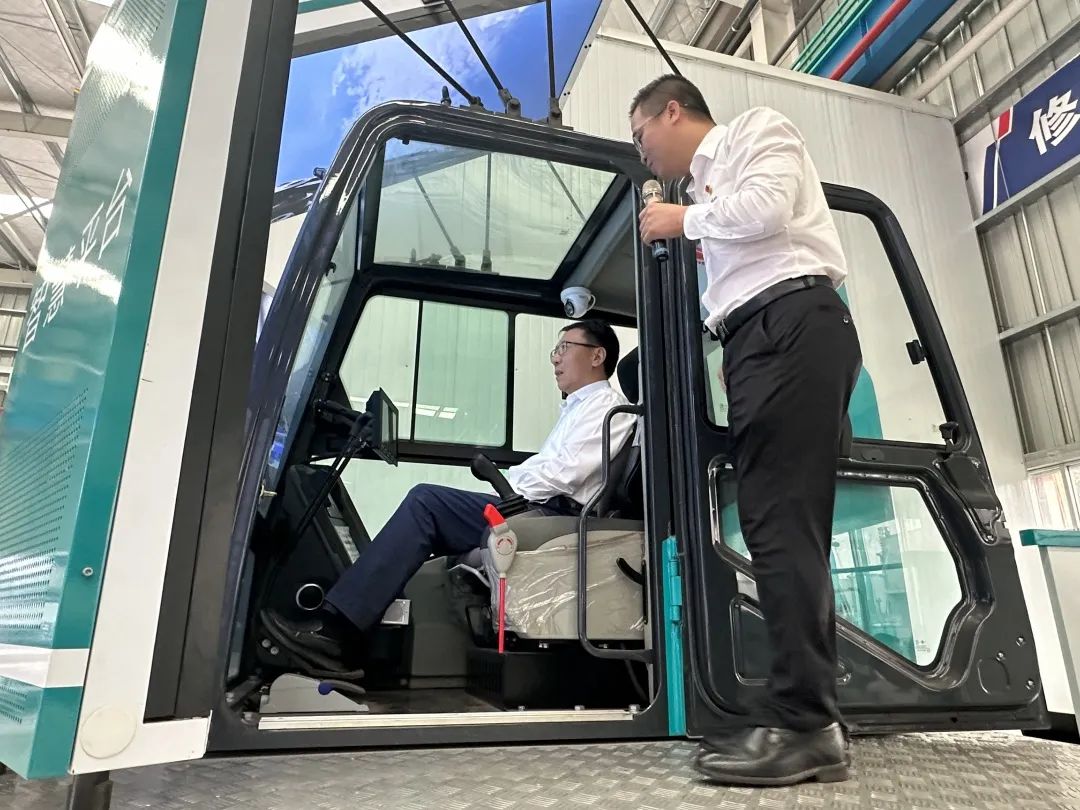 中国联通集团副总经理梁宝俊到访xingkong星空平台(中国)集团智能