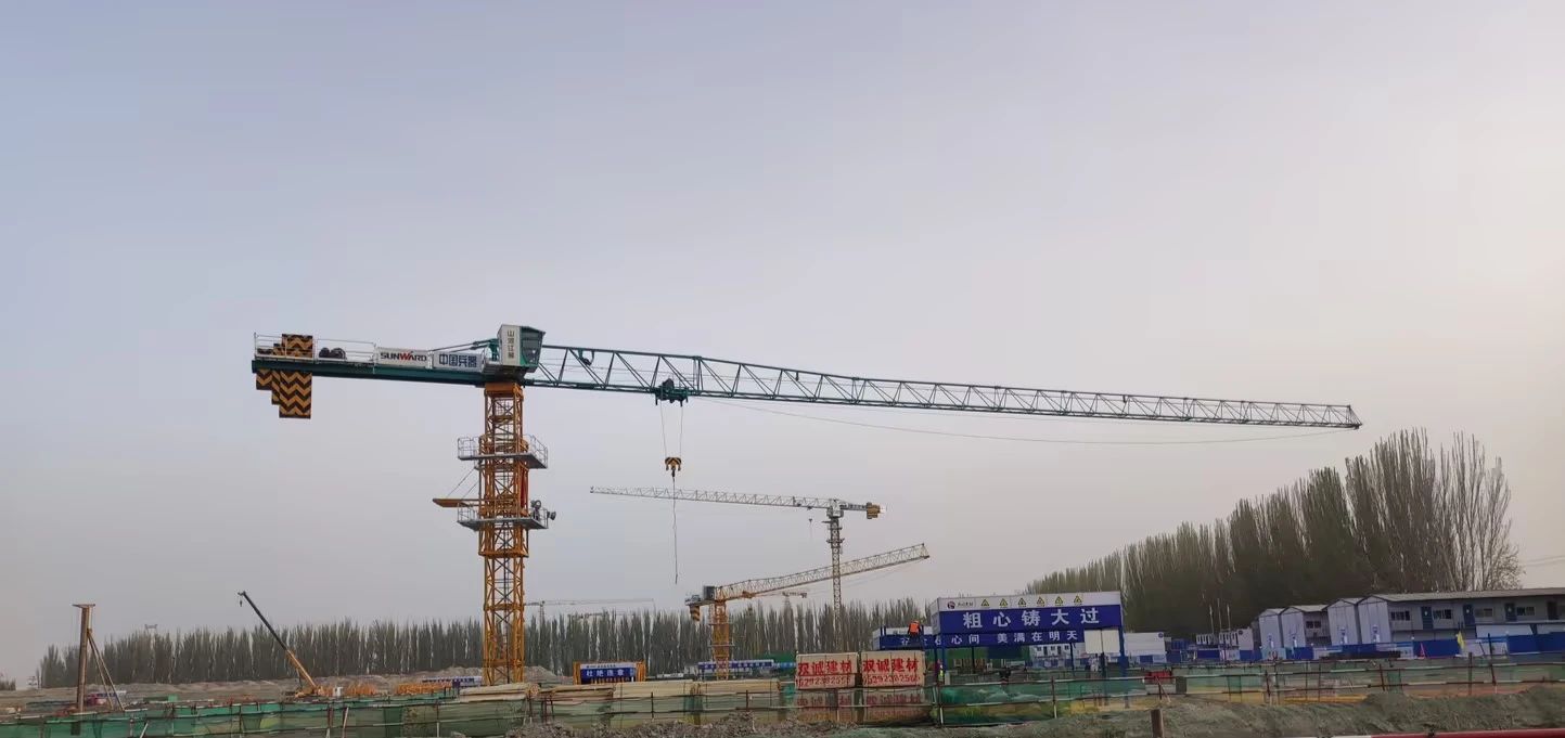 天山脚下的画师！xingkong星空平台（中国）集团江麓群塔援疆建设新景色