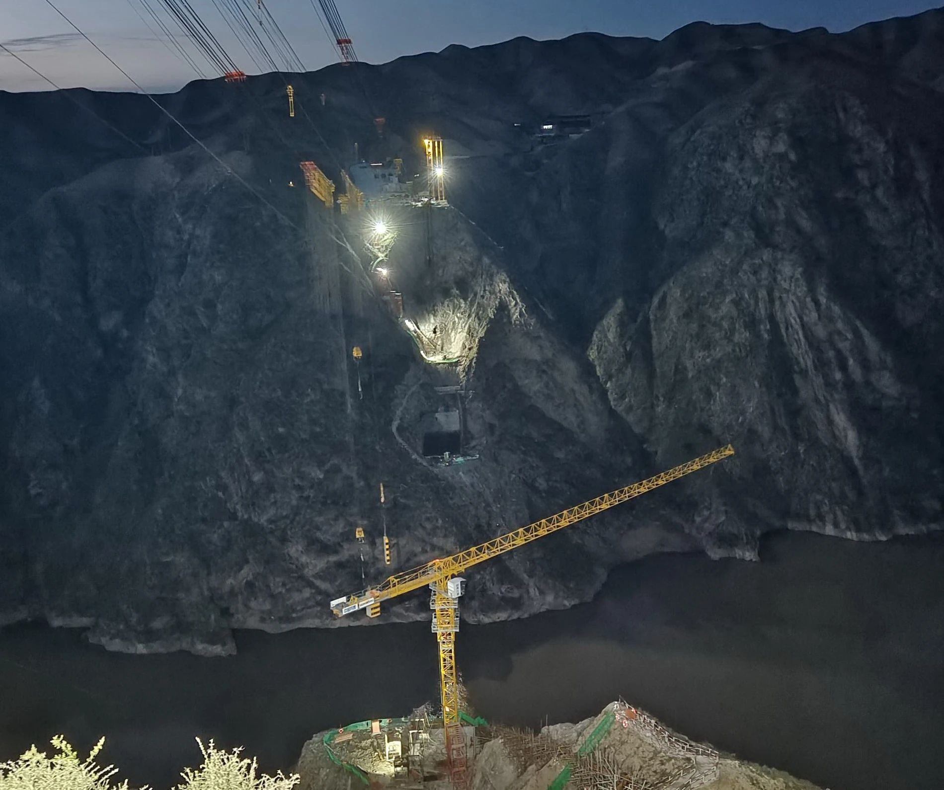 一桥通南北，群岭变坦途！xingkong星空平台（中国）集团江麓塔机助建洮河大桥