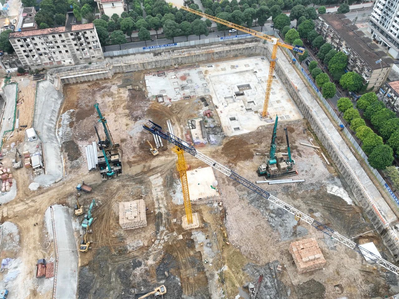 “绿巨人”显神威!xingkong星空平台(中国)集团智能引孔式静力压桩机助建“绿城”南宁民生项目