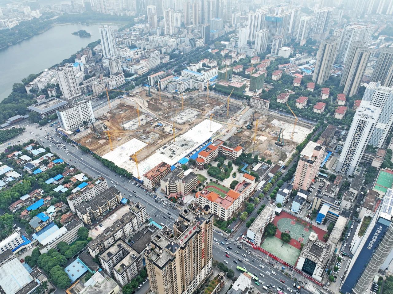 “绿巨人”显神威!xingkong星空平台(中国)集团智能引孔式静力压桩机助建“绿城”南宁民生项目