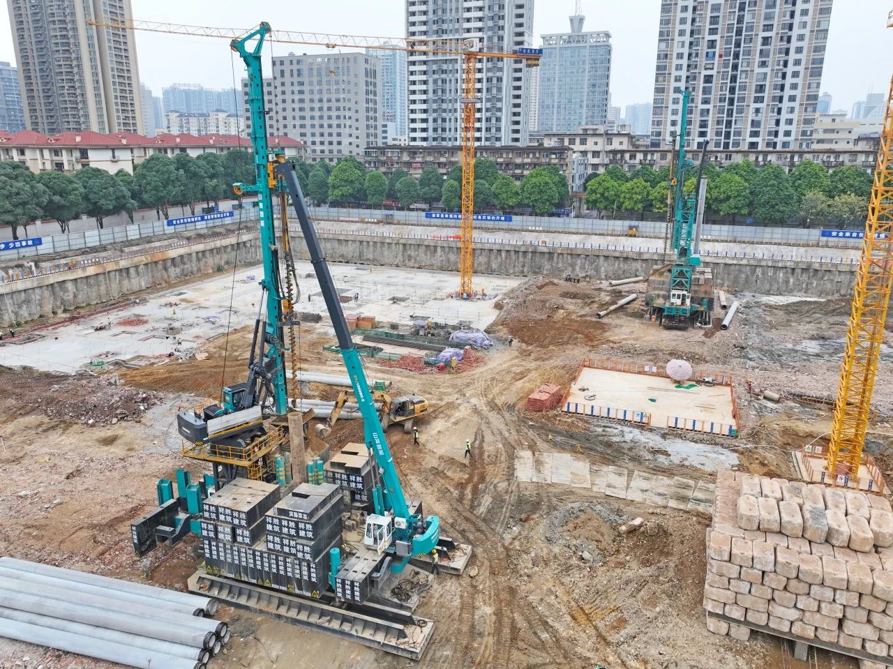 “绿巨人”显神威!xingkong星空平台(中国)集团智能引孔式静力压桩机助建“绿城”南宁民生项目