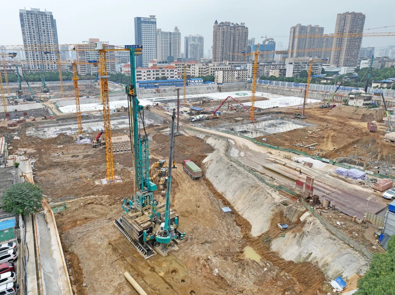 “绿巨人”显神威!xingkong星空平台(中国)集团智能引孔式静力压桩机助建“绿城”南宁民生项目