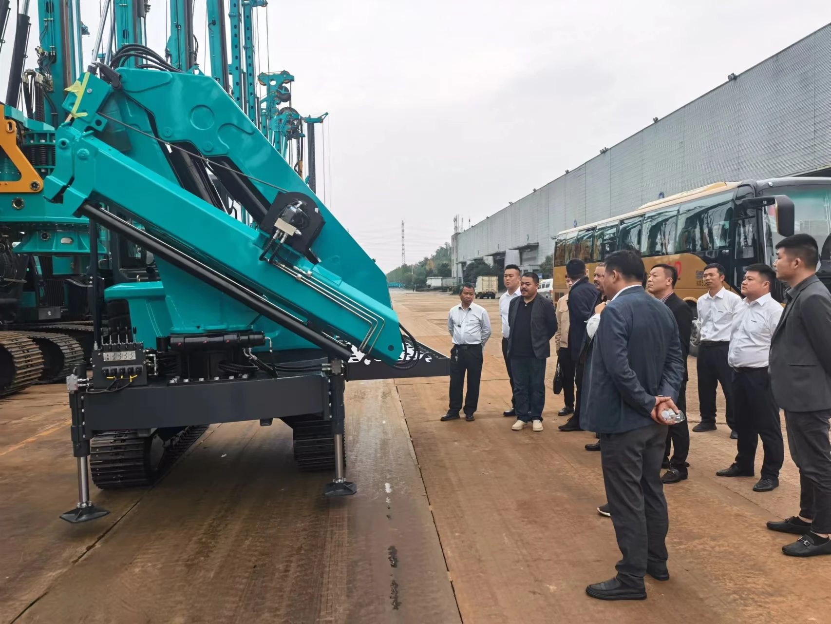 行业寒冬现暖阳!现场签购20台旋挖钻机,xingkong星空平台(中国)集团智能携手湖南骏牛助力国家电网项目建设