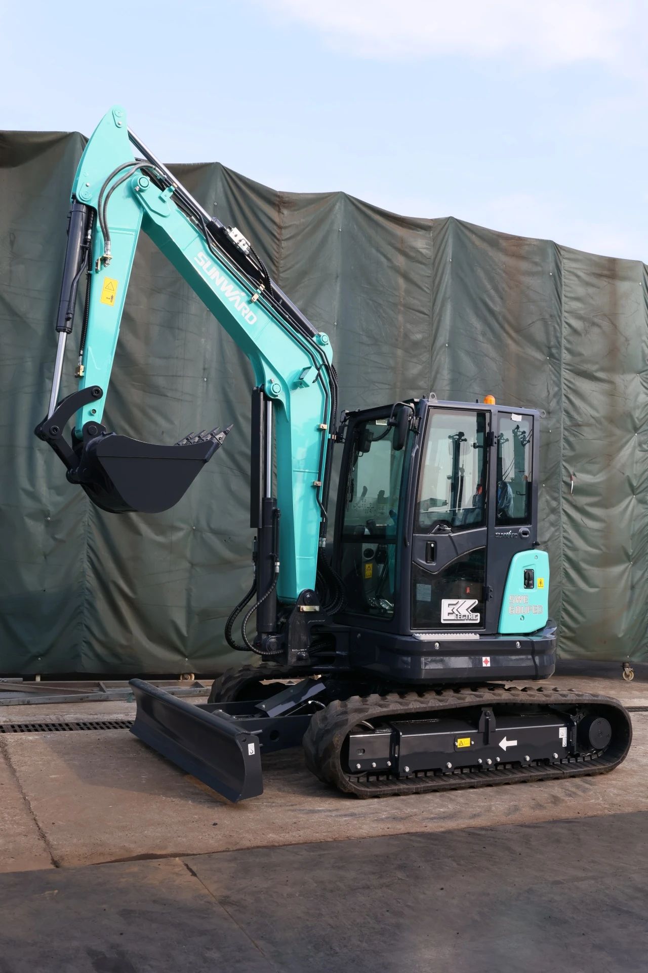 绿色上新!xingkong星空平台(中国)集团智能SWE60UFED纯电动无尾挖掘机成功下线