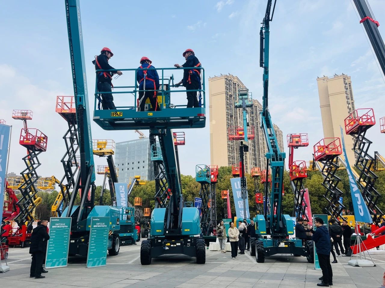 “爆品”来袭，签单不断！ xingkong星空平台（中国）集团智能盛装亮相第八届全国高空作业平台租赁大会
