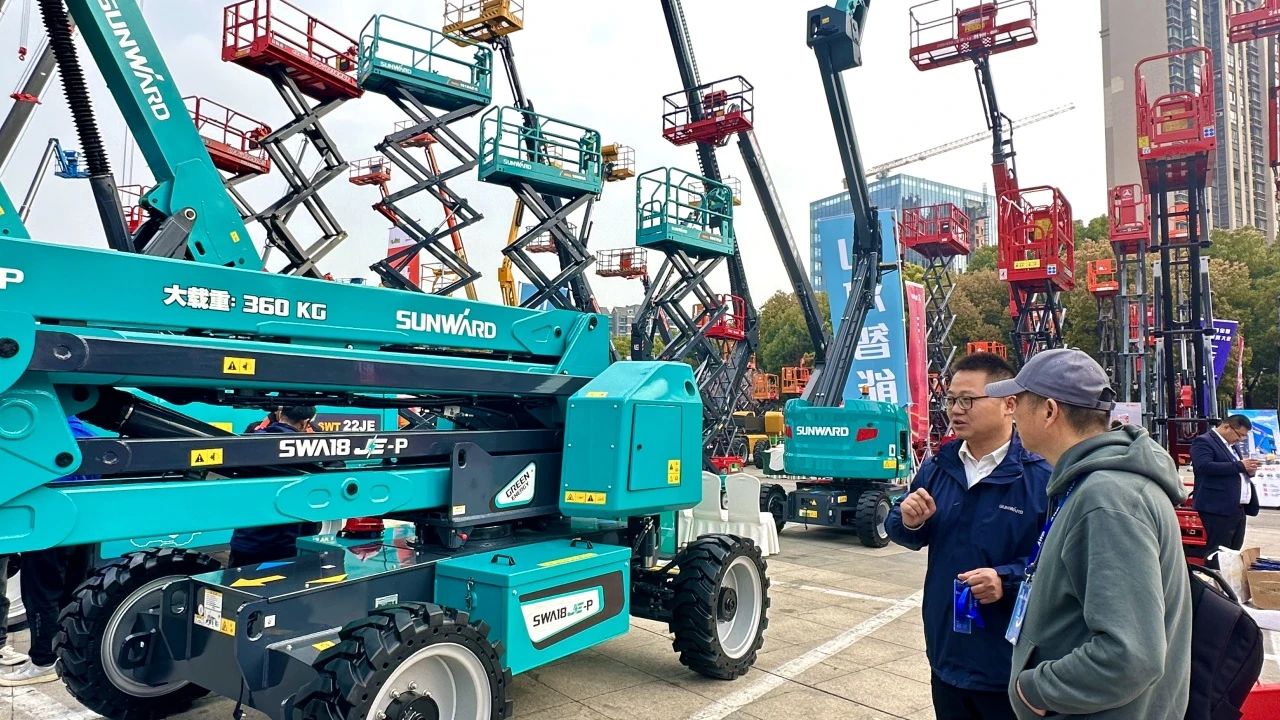 “爆品”来袭，签单不断！ xingkong星空平台（中国）集团智能盛装亮相第八届全国高空作业平台租赁大会