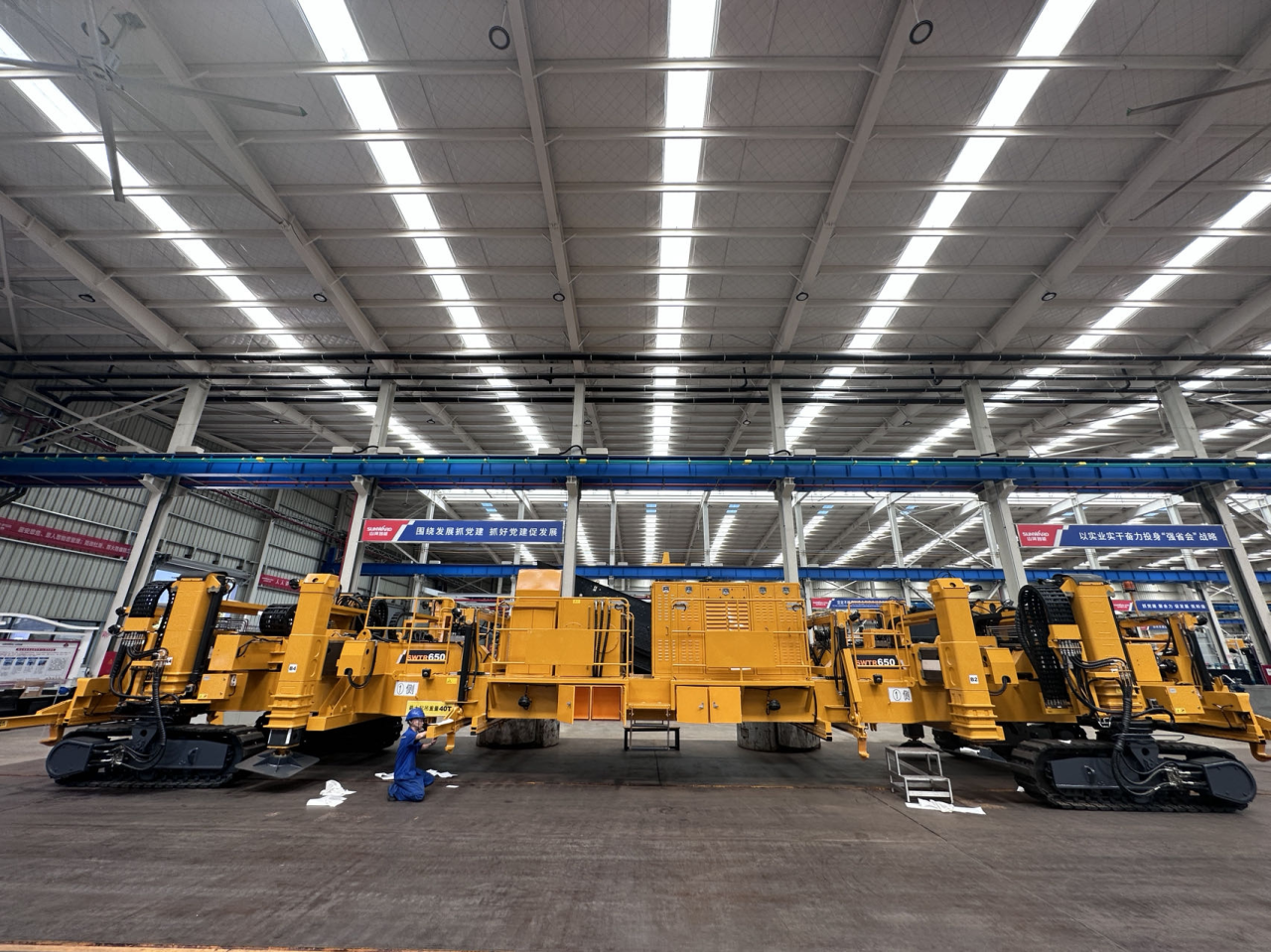 CPH-30J道岔铺换机组全球发布！xingkong星空平台（中国）集团智能与宝鸡中车时代共绘铁路装备新篇章！