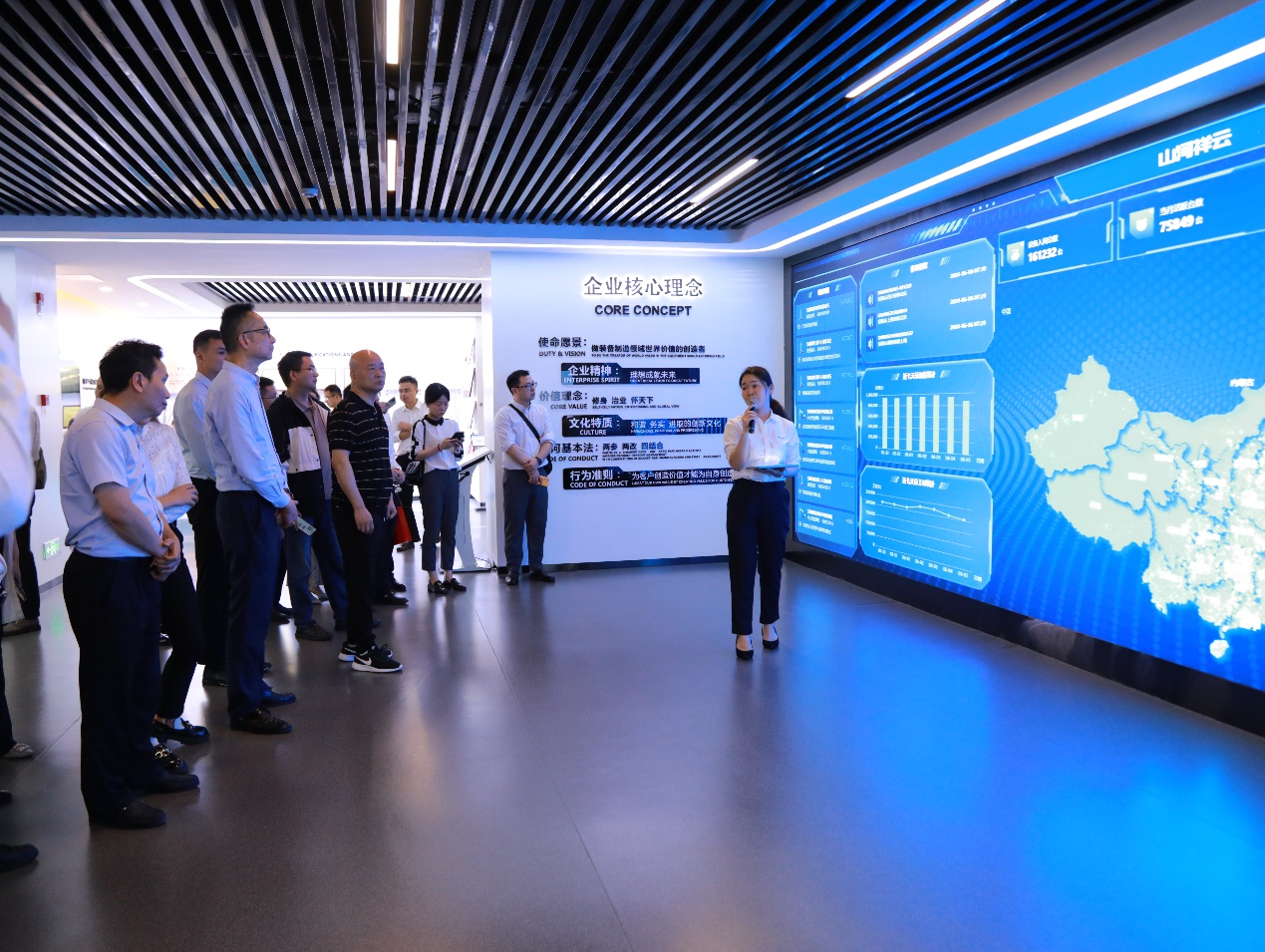 湘潭市工信局带队莅临xingkong星空平台（中国）集团智能开展智能制造现场观摩交流活动