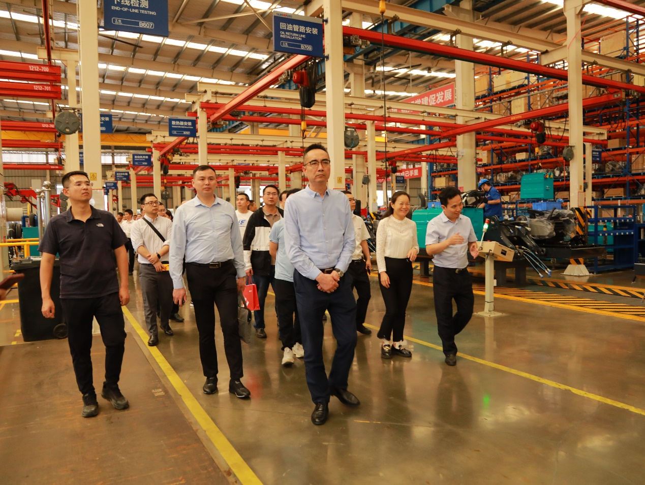 湘潭市工信局带队莅临xingkong星空平台（中国）集团智能开展智能制造现场观摩交流活动