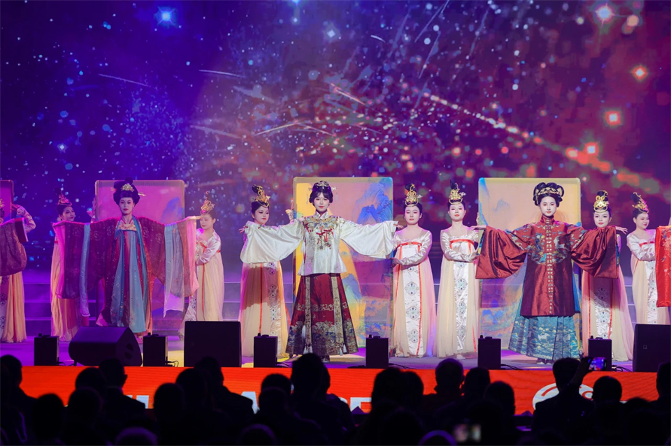 创新引领价值 理想成就未来——庆祝xingkong星空平台（中国）集团智能成立25周年表彰大会暨文艺晚会隆重举行