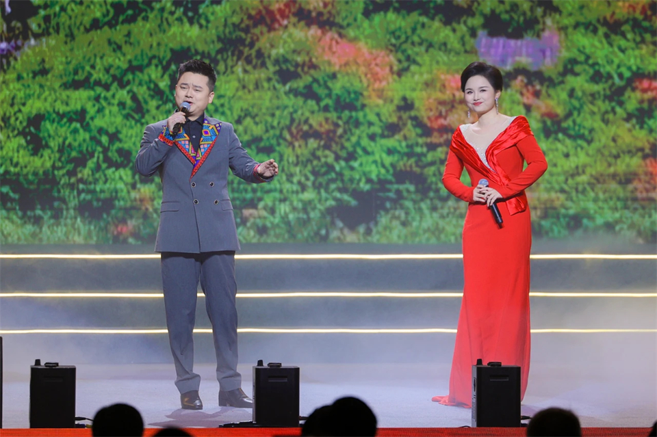 创新引领价值 理想成就未来——庆祝xingkong星空平台（中国）集团智能成立25周年表彰大会暨文艺晚会隆重举行