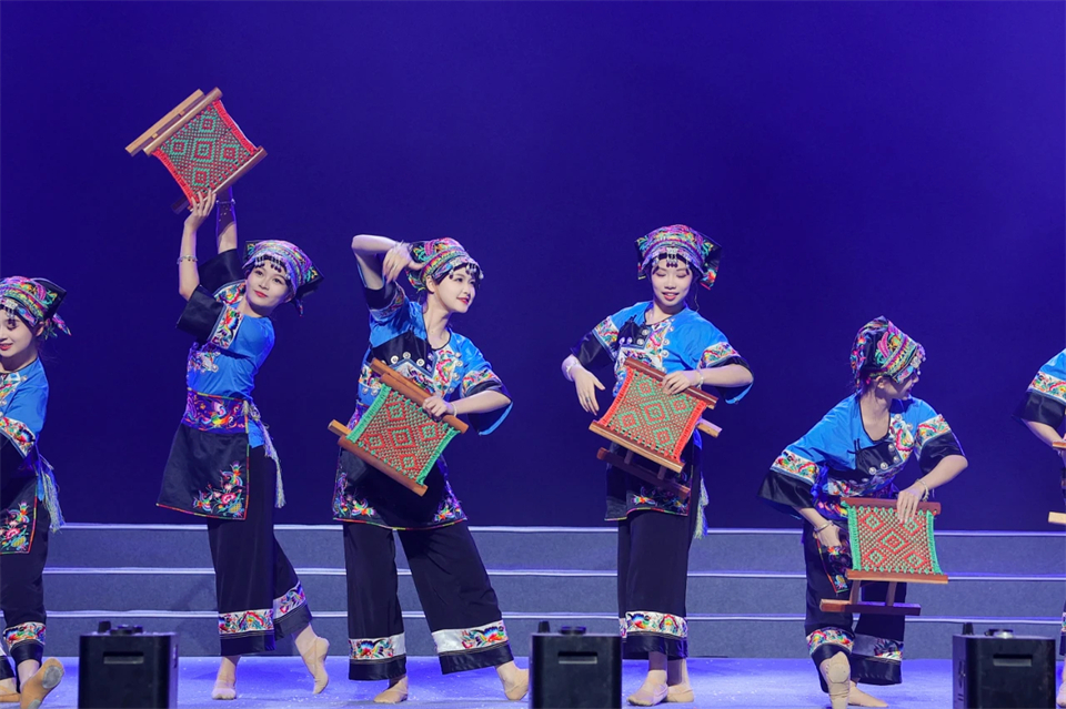 创新引领价值 理想成就未来——庆祝xingkong星空平台（中国）集团智能成立25周年表彰大会暨文艺晚会隆重举行