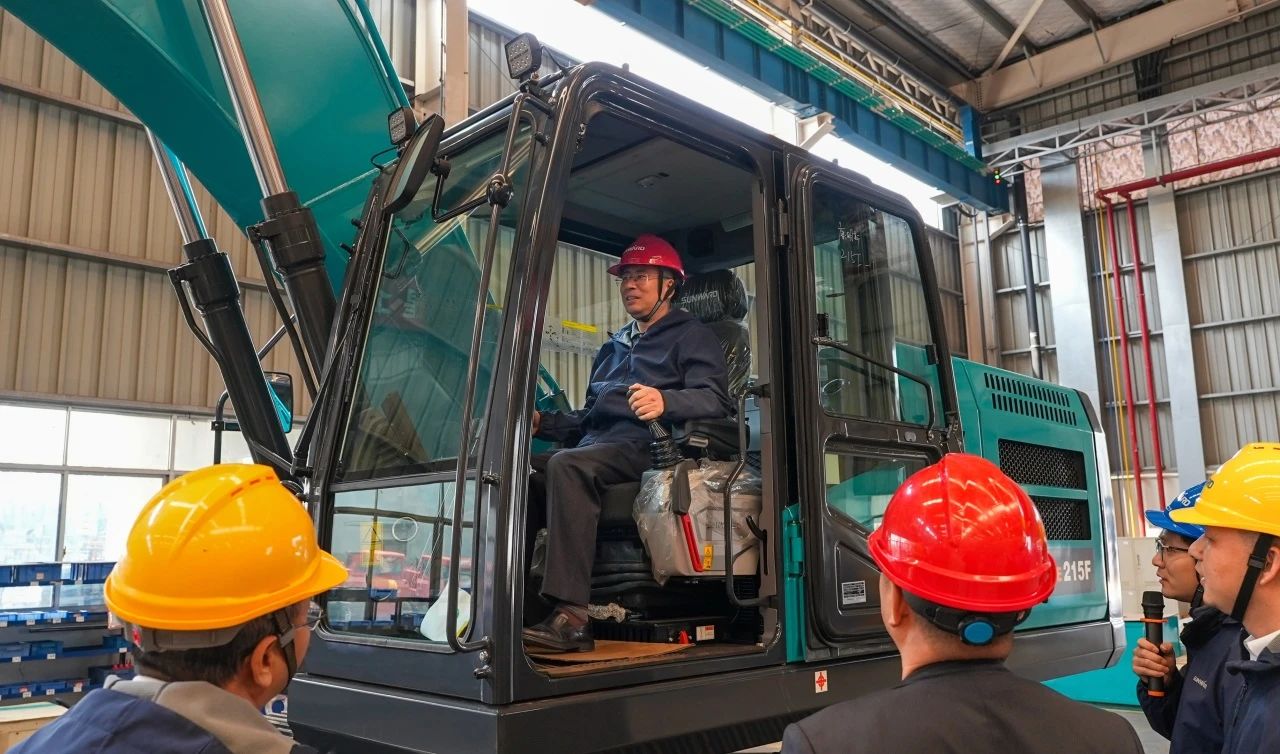 聚焦市场需求,xingkong星空平台(中国)集团智能三款精品工程液压挖掘机成功下线