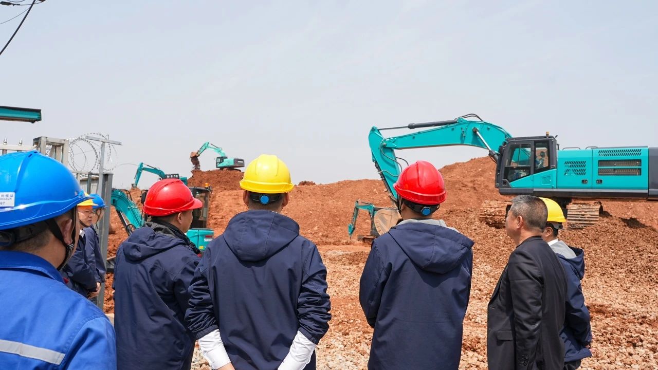 聚焦市场需求,xingkong星空平台(中国)集团智能三款精品工程液压挖掘机成功下线