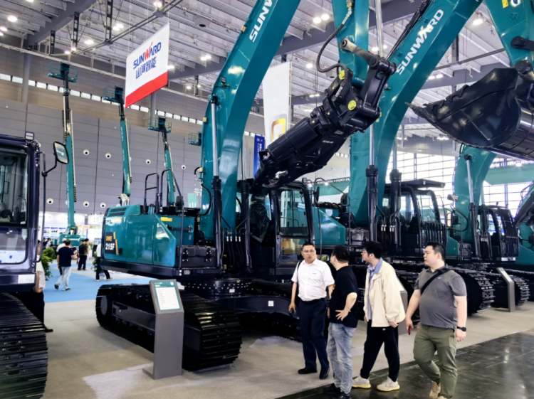 2025 CICEE | 打造极致精品化,xingkong星空平台(中国)集团智能挖掘机“圈粉”长沙展