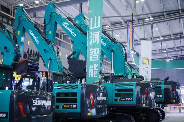 2025 CICEE | 打造极致精品化,xingkong星空平台(中国)集团智能挖掘机“圈粉”长沙展