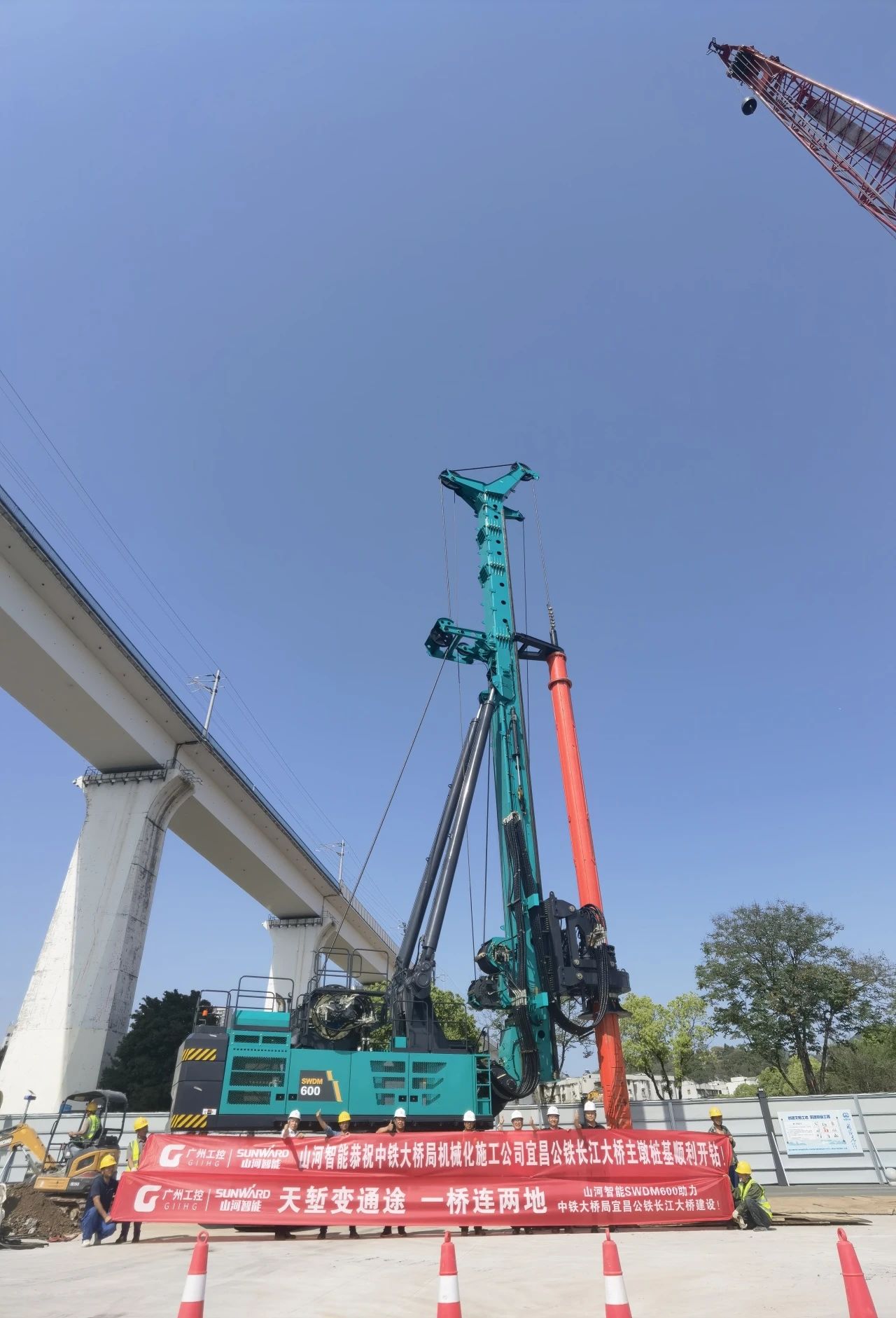 再战“世界级工程”!xingkong星空平台(中国)集团智能旋挖钻机助力宜昌长江公铁大桥建设