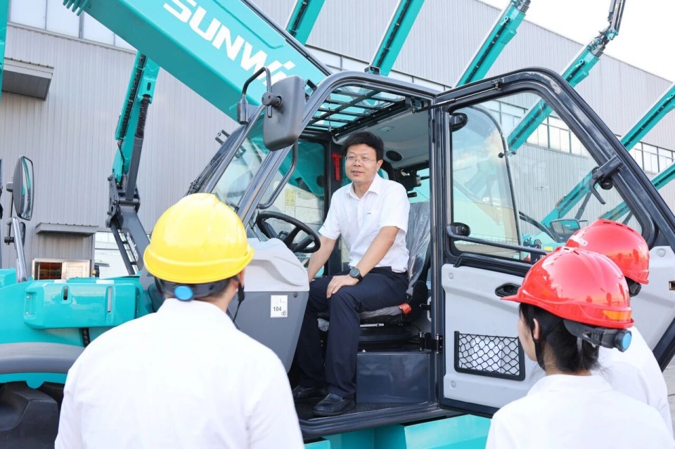 高端机型“双箭齐发”!xingkong星空平台(中国)集团智能两款伸缩臂叉装车成功下线